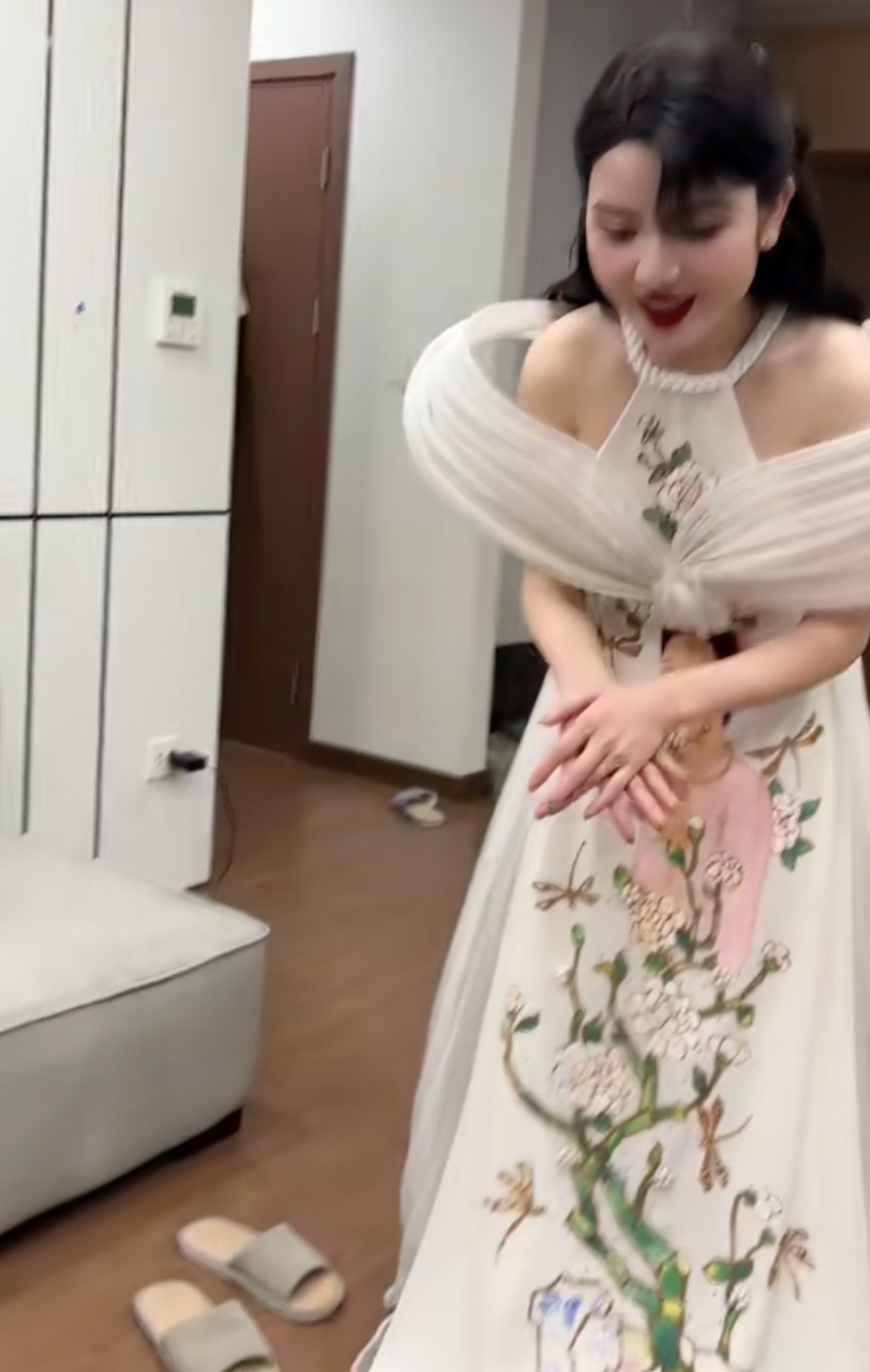 Bà Dương Thị Cúc - mẹ Quang Hải không ngần ngại khen con dâu xinh đẹp. Đặc biệt, vợ Quang Hải còn khéo léo nói con trai Lido của cặp đôi giống bà nội.