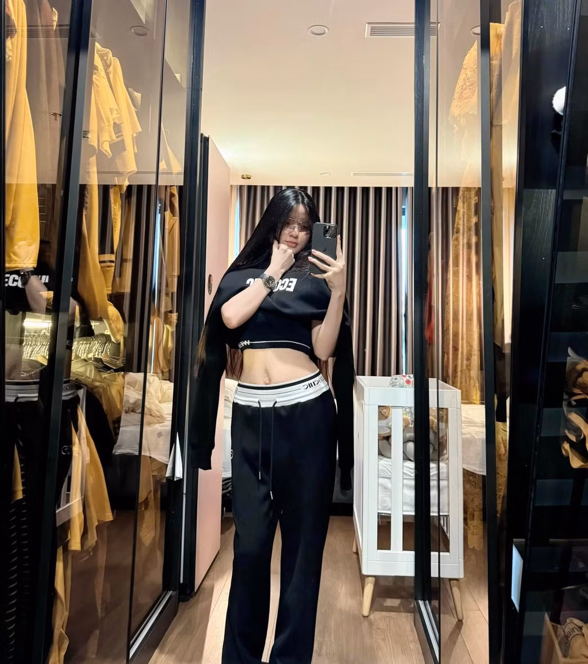 Khi về làm dâu, làm mẹ Thanh Huyền lại thay đổi ngoạn mục, khéo léo hơn và được dân mạng trên mạng khen ngợi nhiều hơn.