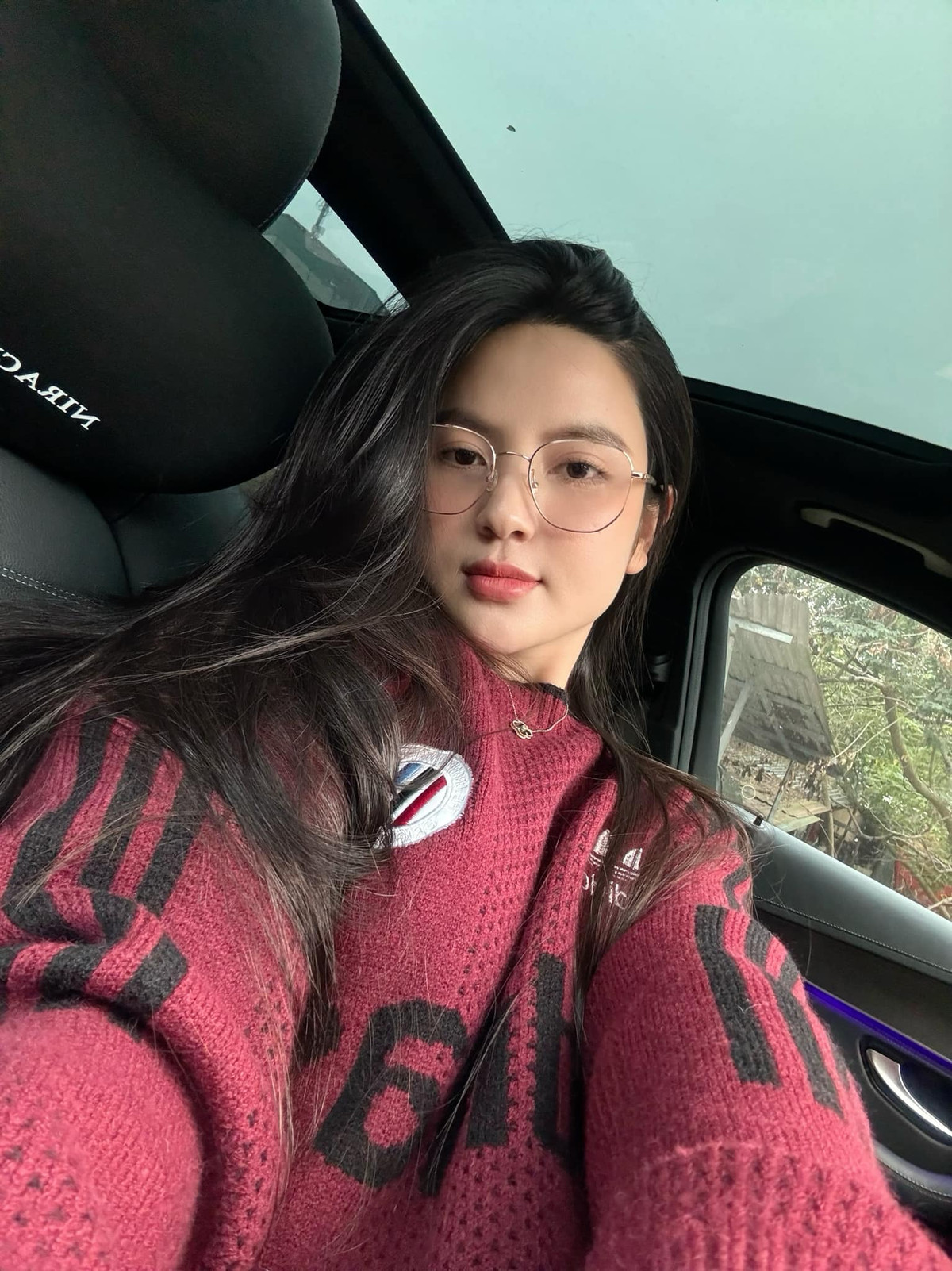 Tiền vệ Nguyễn Quang Hải và Chu Thanh Huyền đã tổ chức đám cưới được gần 1 năm. Kể từ khi về chung một nhà cuộc sống hôn nhân của cặp đôi luôn nhận được nhiều sự chú ý của dân mạng.