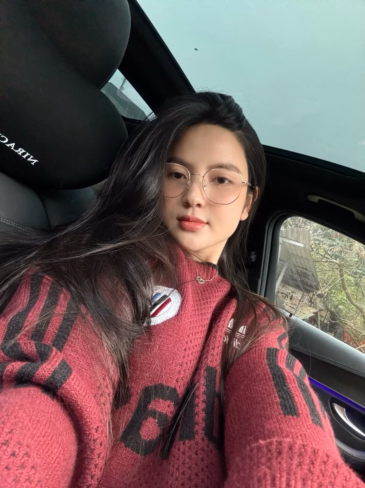 Tiền vệ Nguyễn Quang Hải và Chu Thanh Huyền đã tổ chức đám cưới được gần 1 năm. Kể từ khi về chung một nhà cuộc sống hôn nhân của cặp đôi luôn nhận được nhiều sự chú ý của dân mạng.