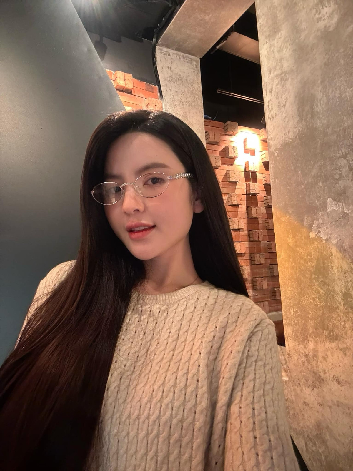 Thời gian này, Quang Hải đang cùng đội tuyển Việt Nam chuẩn bị cho các trận đấu tại AFF Cup 2024. Cũng vì vậy mọi việc trong gia đình đều do Thanh Huyền lo liệu. May mắn cô nàng luôn có sự đồng hành của mẹ chồng và mẹ đẻ.