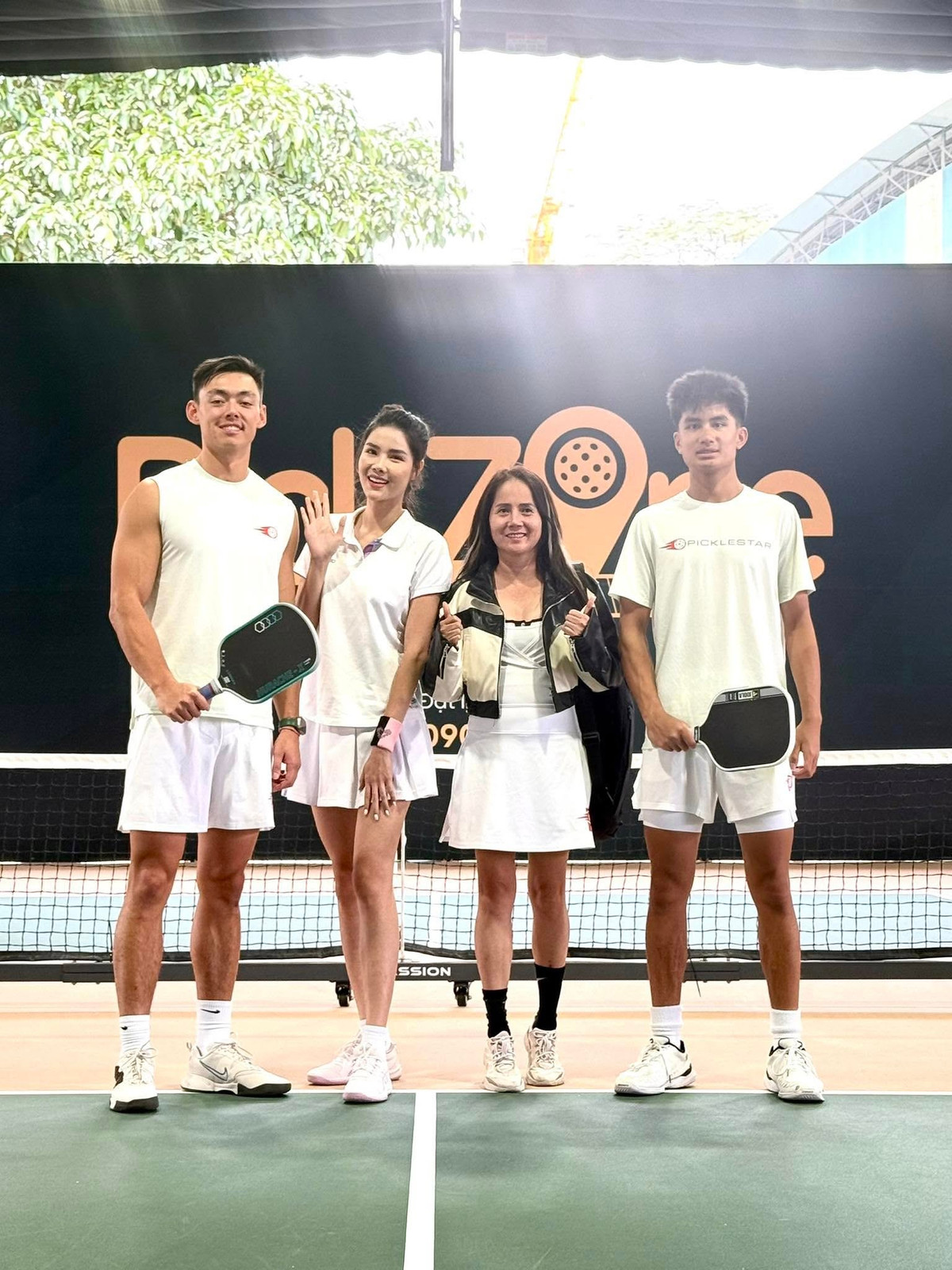 Không chỉ được trên tay sản phẩm mới đến từ Lý Hoàng Nam và nhãn hàng, Kỳ Hân cùng nhiều khán giả Hà Nội còn chứng kiến trận đấu đỉnh cao giữa cặp đôi số 1 Việt Nam và cặp VĐV pickleball top đầu châu Á là Jonathan Truong và James Broler.