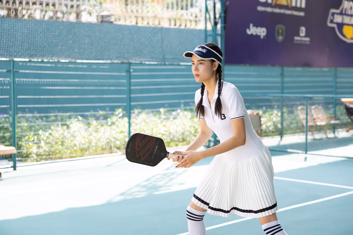 Nàng siêu mẫu cũng "flex" chính bản thân và chồng là một trong những nhà tài trợ trong giải đấu pickleball mới tham dự.