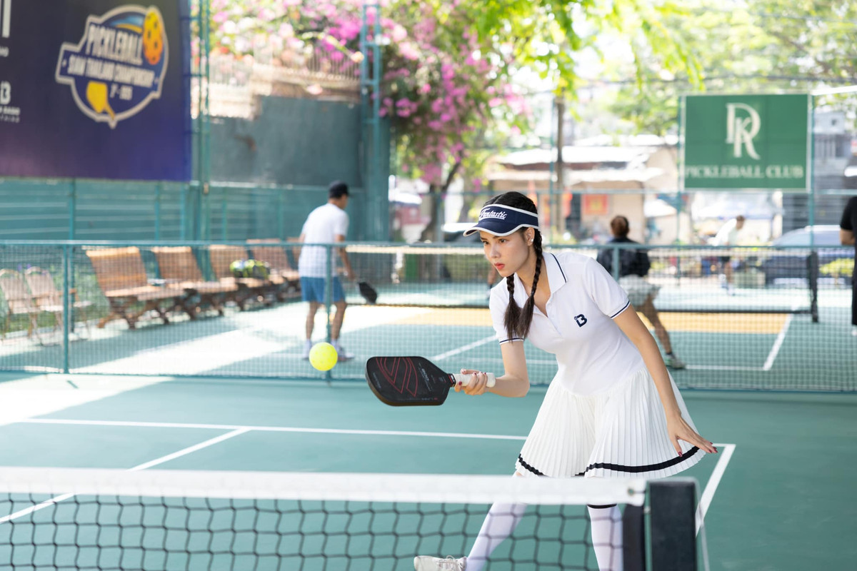 Nhìn Kỳ Hân thi đấu và thử vợt mới đây, có thể thấy cô nàng nắm khá vững các kĩ thuật cơ bản của bộ môn pickleball.