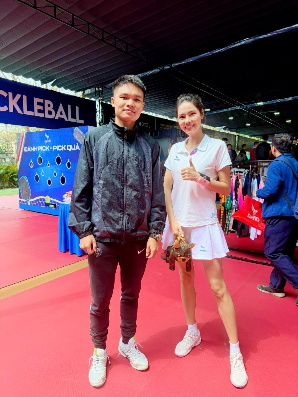 Mới đây, siêu mẫu Kỳ Hân đã xuất hiện tại sự kiện ra mắt mẫu vợt pickleball mới của nam VĐV Lý Hoàng Nam. Tại sự kiện, cô nàng cũng trực tiếp trải nghiệm sản phẩm mới này.