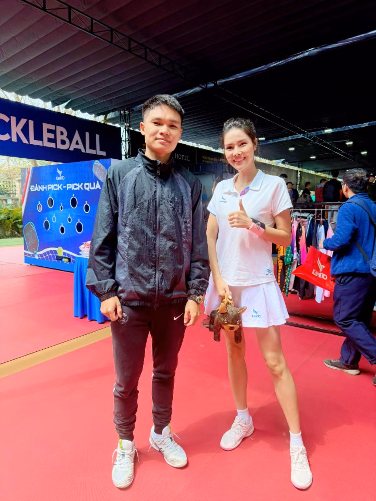 Mới đây, siêu mẫu Kỳ Hân đã xuất hiện tại sự kiện ra mắt mẫu vợt pickleball mới của nam VĐV Lý Hoàng Nam. Tại sự kiện, cô nàng cũng trực tiếp trải nghiệm sản phẩm mới này.