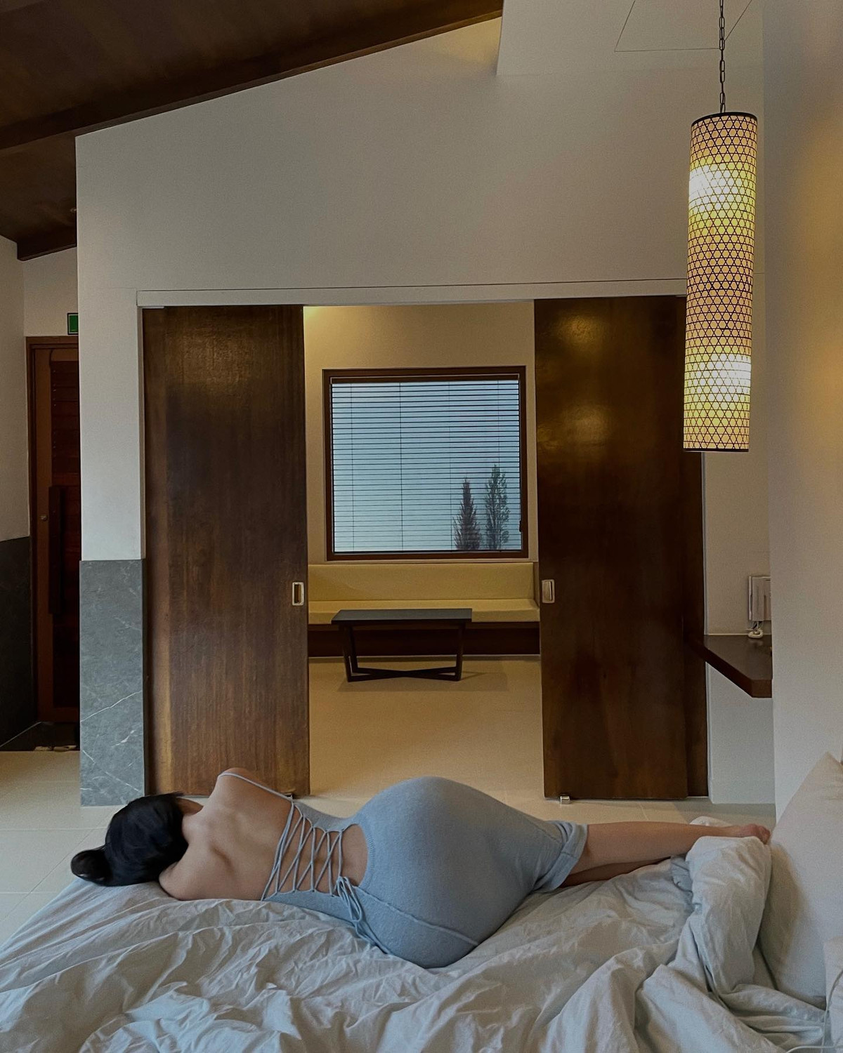 Là một mỹ nhân theo đuổi phong cách táo bạo, Si Young chuộng diện các thiết kế vừa tôn vòng 1, đồng thời có đường cắt xẻ sau lưng để làm điểm nhấn.