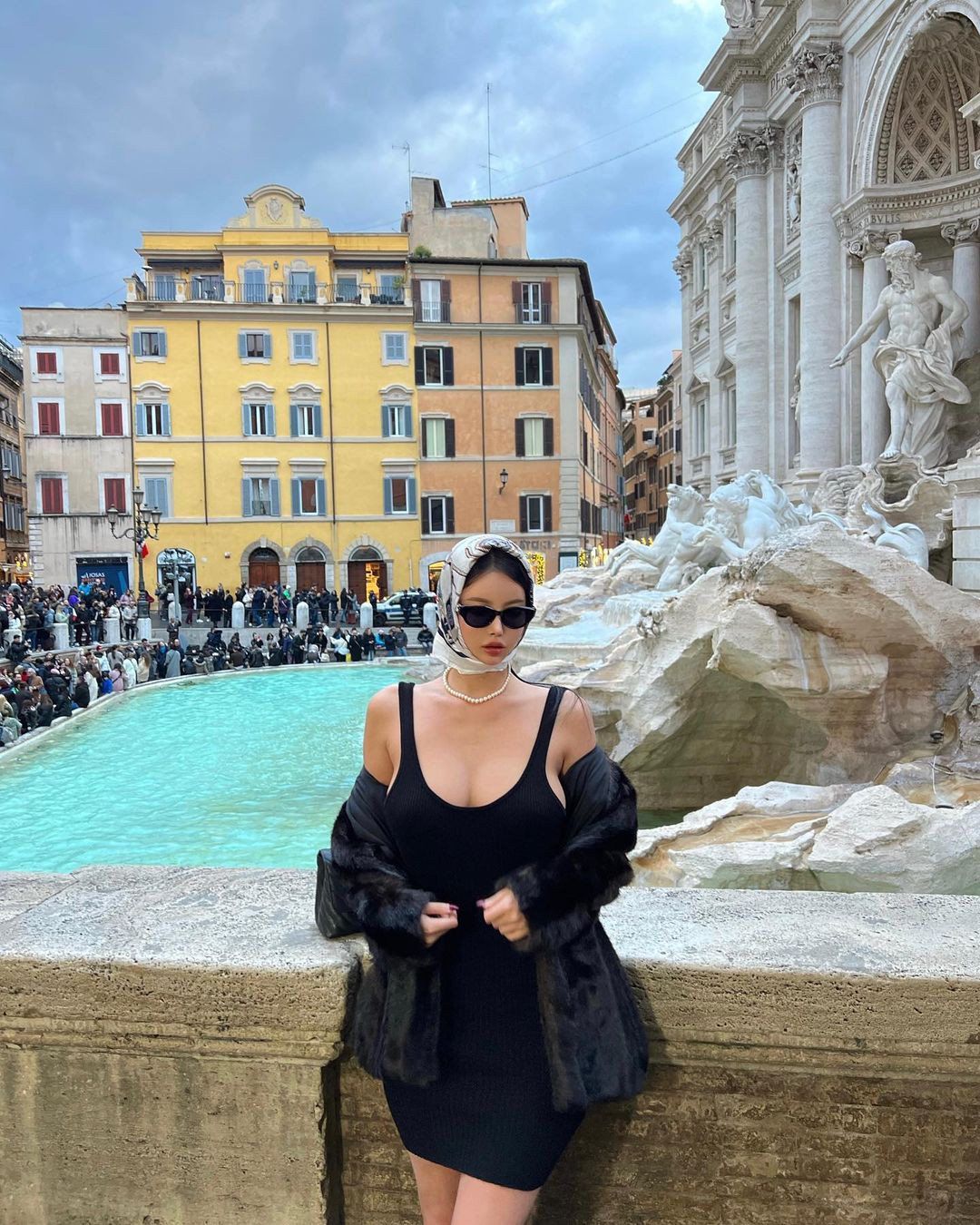 Chia sẻ trên trang cá nhân, Si Young nói rằng: "Tôi không quá quan tâm đến cách nhìn của người khác. Chính vì thế, tôi không cần đến sự trợ giúp của stylist và tự định hướng phong cách cho bản thân, tôi thấy hoàn toàn hạnh phúc và được là chính mình khi được mặc những gì mình thích, theo như con tim mách bảo".