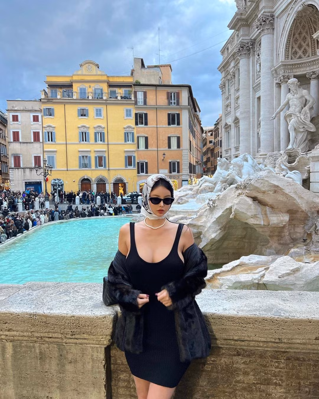 Chia sẻ trên trang cá nhân, Si Young nói rằng: "Tôi không quá quan tâm đến cách nhìn của người khác. Chính vì thế, tôi không cần đến sự trợ giúp của stylist và tự định hướng phong cách cho bản thân, tôi thấy hoàn toàn hạnh phúc và được là chính mình khi được mặc những gì mình thích, theo như con tim mách bảo".