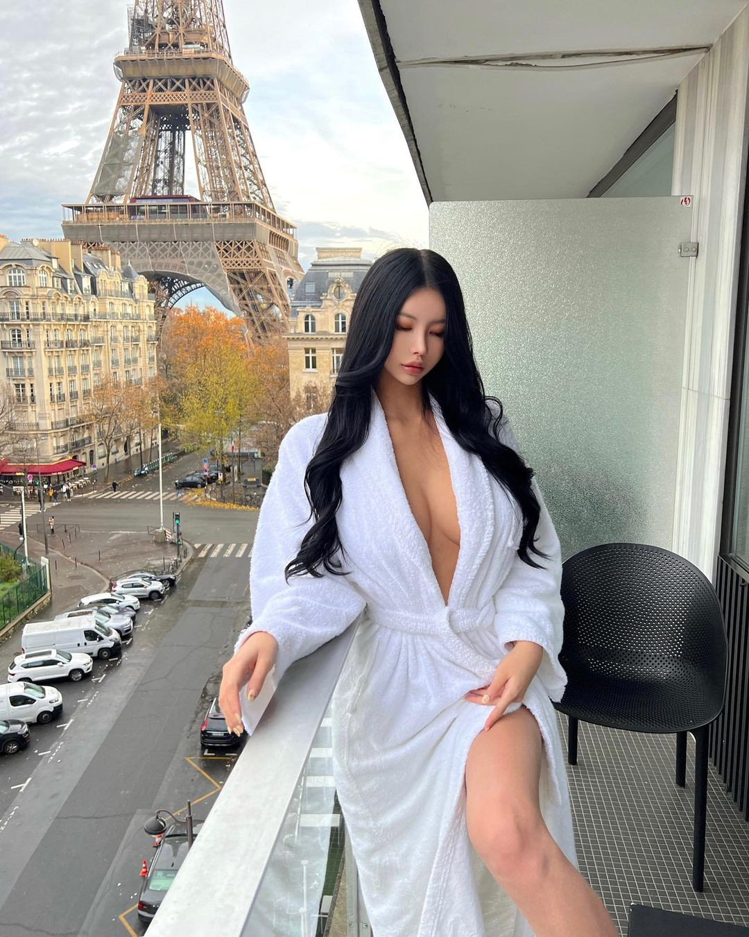 Si Young được nhận xét có lối ăn mặc hợp thời và truyền cảm hứng cho nhiều phụ nữ nhờ khéo chọn kiểu trang phục theo hướng ít thô bạo và gợi cảm một cách tinh tế nhờ tôn hình thể tối đa.