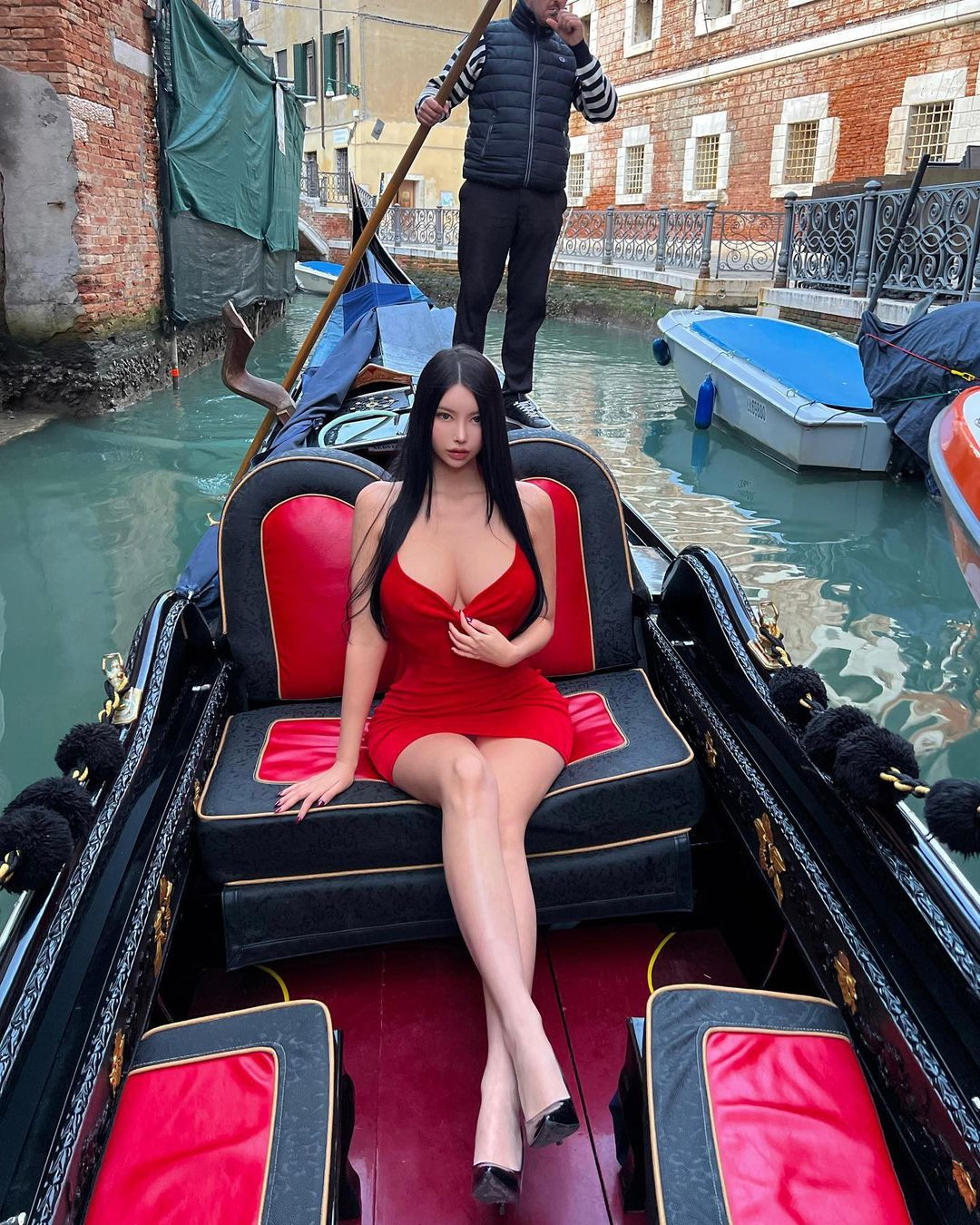 Ở ngoài đời, Si Young yêu thích loạt trang phục vừa khoe được rãnh lưng sâu vừa tôn vòng 1.