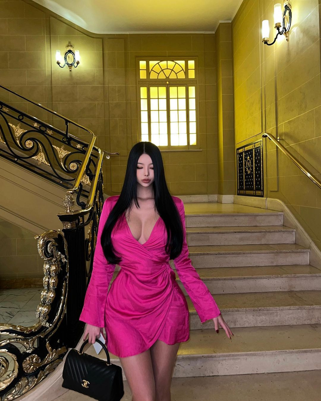 Baek Si Young sở hữu BST những mẫu đầm hở lưng đa dạng kiểu dáng, chất liệu và màu sắc.