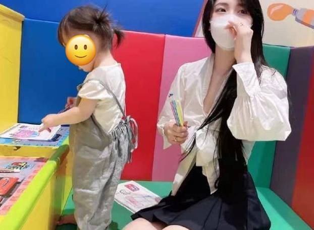 Cô giáo này đã nhiều lần được phụ huynh nhắc nhở về chuyện trang phục, thế nhưng đáp lại chỉ là thái độ dửng dưng và hầu như để ngoài tai lời nói của cha mẹ học sinh.