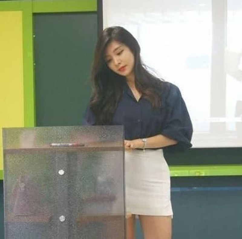 Hình ảnh những cô giáo diện trang phục gợi cảm quá đà không phải là chuyện hiếm trên mạng xã hội.