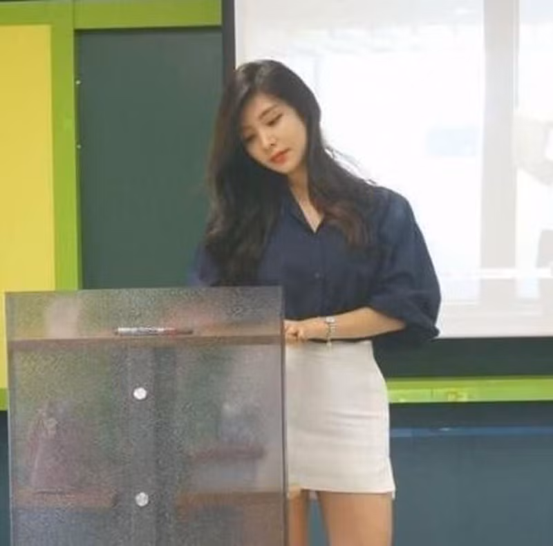 Hình ảnh những cô giáo diện trang phục gợi cảm quá đà không phải là chuyện hiếm trên mạng xã hội.