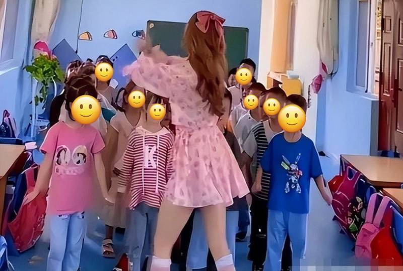 Cụ thể, chỉ trong thời gian ngắn các trang tin Trung Quốc liên tục đăng tải về vụ việc cô giáo mầm non mặc váy ngắn đến lớp dạy trẻ nhỏ. Theo các bậc phụ huynh, trang phục của cô giáo là không phù hợp và có thể ảnh hưởng không tốt tới trẻ nhỏ.