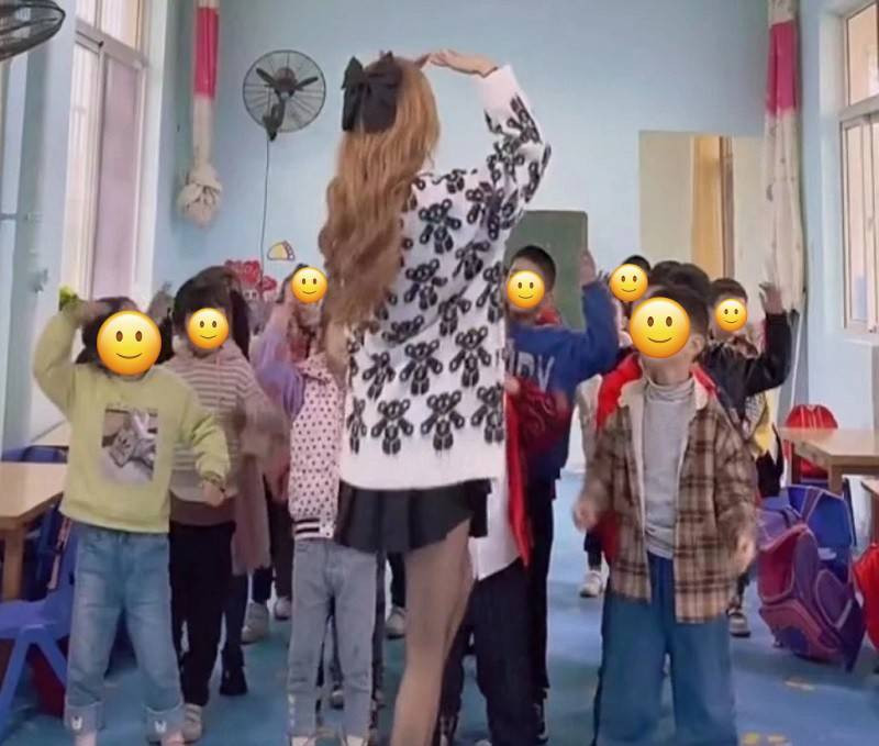 Theo đó, cô giáo khẳng định bản thân mình có quyền tự do về trang phục, không ai có thể ngăn cấm: "Tôi có quyền tự do ăn mặc, và bất cứ ai cũng không có quyền can thiệp."