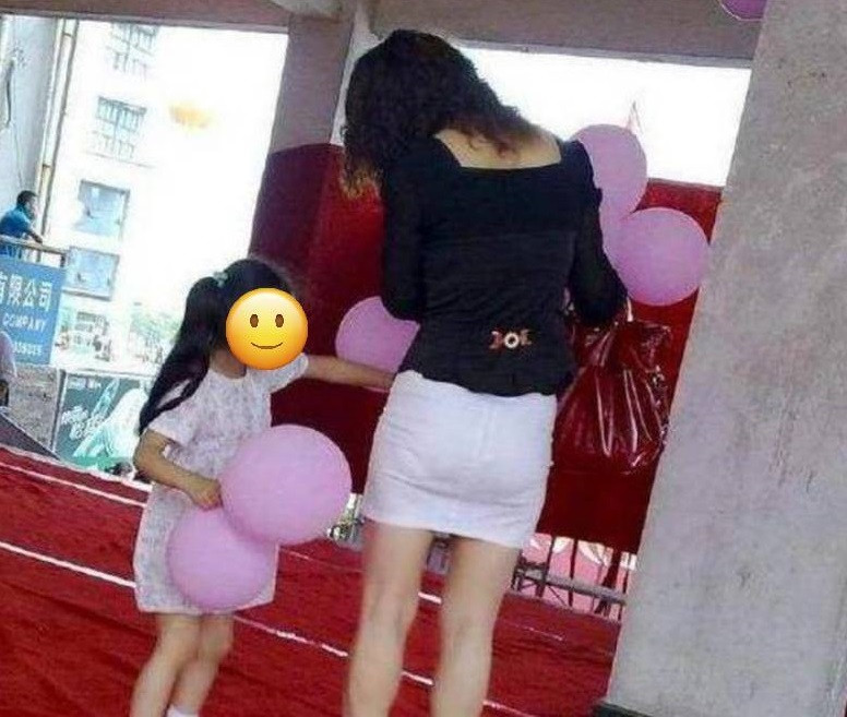 Chưa kể, không ít cha mẹ còn bức xúc trước phát ngôn của cô giáo, cho rằng cô không có thái độ cầu thị. Bên cạnh đó, một số ý kiến cũng bày tỏ sự bênh vực, cho rằng phụ huynh đang can thiệp quá sâu vào những vấn đề ngoài chuyên môn của giáo viên.