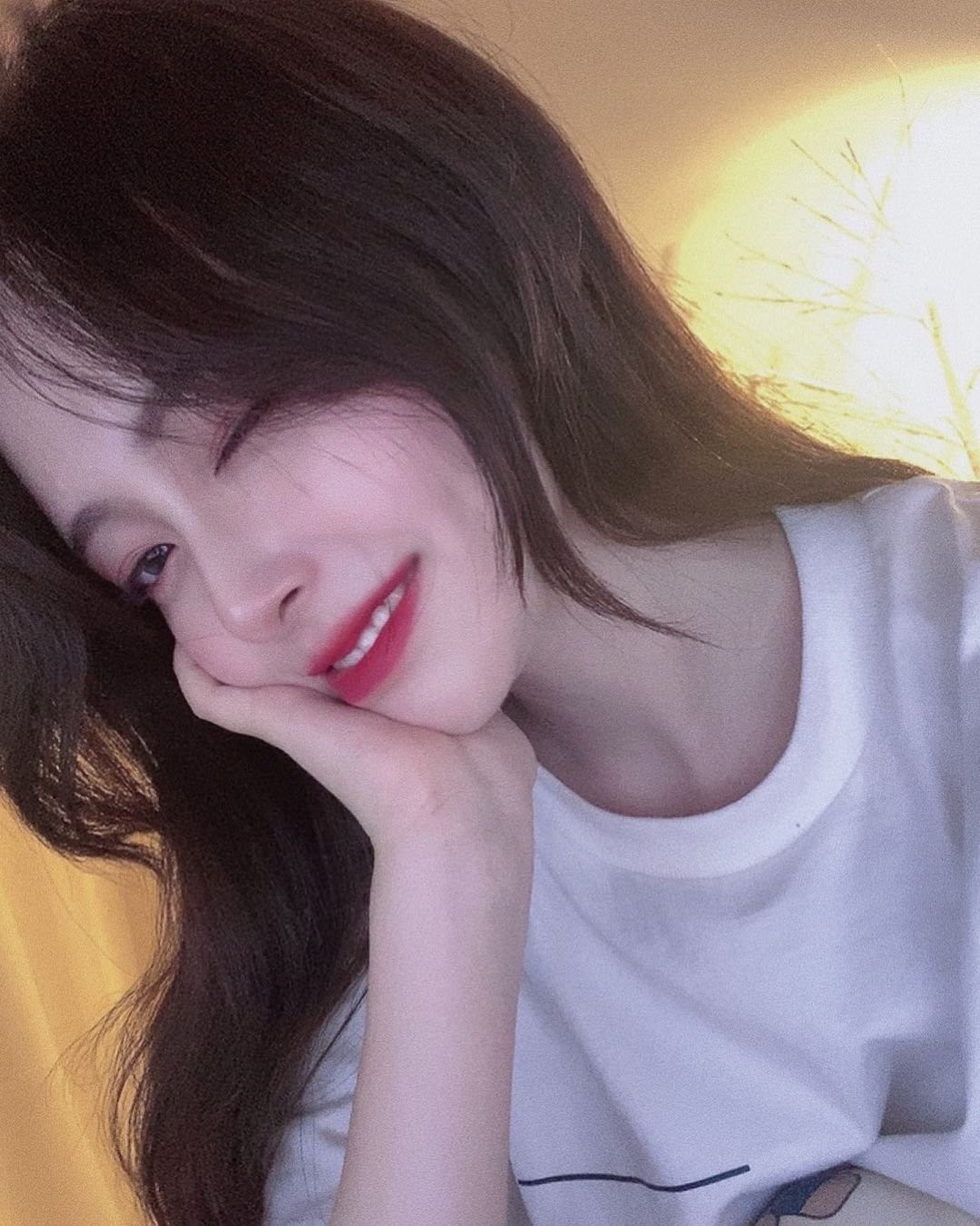 Thế nhưng, ngay cả khi đã kiếm được 30 triệu won mỗi tháng (khoảng 600 triệu VND), Bang-gyu vẫn than thở rằng mình chẳng thể trả hết nợ và vị "chủ tịch" kia dường như cũng không có ý định buông tha cho cô nàng.