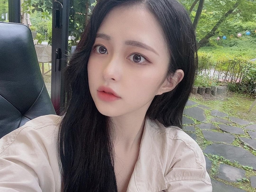 Mặc dù chỉ diễn ra vài giây, thế nhưng những hình ảnh nhạy cảm của Bang-gyu nhanh chóng được các fan ghi lại, đồng thời lan truyền ra ngoài với vận tốc chóng mặt.