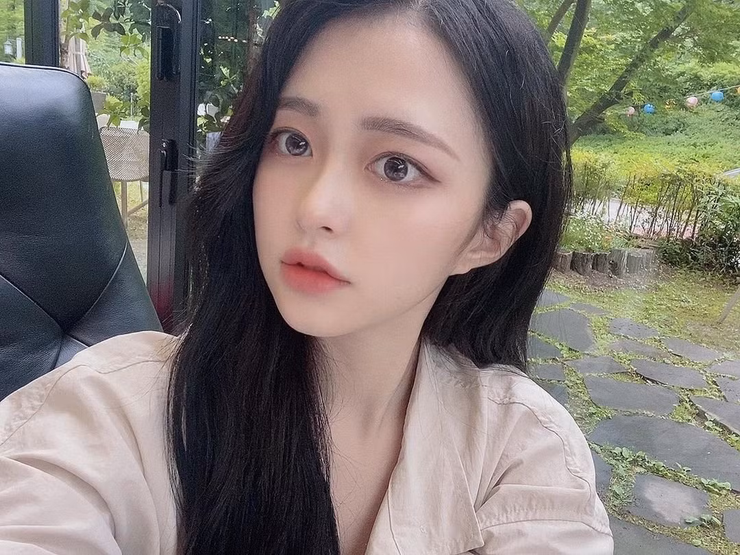 Mặc dù chỉ diễn ra vài giây, thế nhưng những hình ảnh nhạy cảm của Bang-gyu nhanh chóng được các fan ghi lại, đồng thời lan truyền ra ngoài với vận tốc chóng mặt.