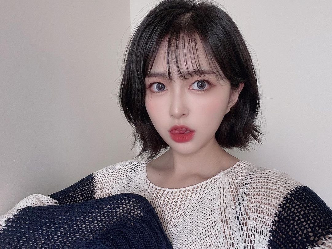 Có thể thấy ngay sau sự cố lộ nội y, Bang-gyu cũng kịp thời nhận ra tình hình, sau đó vẫn giữ điệu cười gượng gạo và cố lấy tay che đậy, sau đó dần dần bước ra khỏi camera đồng thời tắt sóng livestream ngay sau đó.