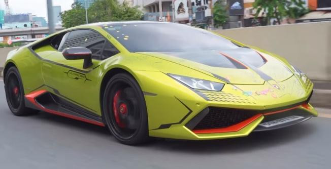 Nhìn cảnh tượng, dân mạng vừa buồn cười vừa thương cho doanh nhân Quốc Vũ. Không ít người thắc mắc vị đại gia sẽ giải quyết đống tác phẩm tai hại này thế nào.