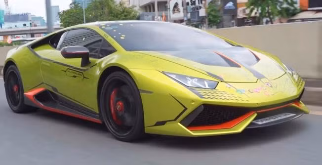 Nhìn cảnh tượng, dân mạng vừa buồn cười vừa thương cho doanh nhân Quốc Vũ. Không ít người thắc mắc vị đại gia sẽ giải quyết đống tác phẩm tai hại này thế nào.