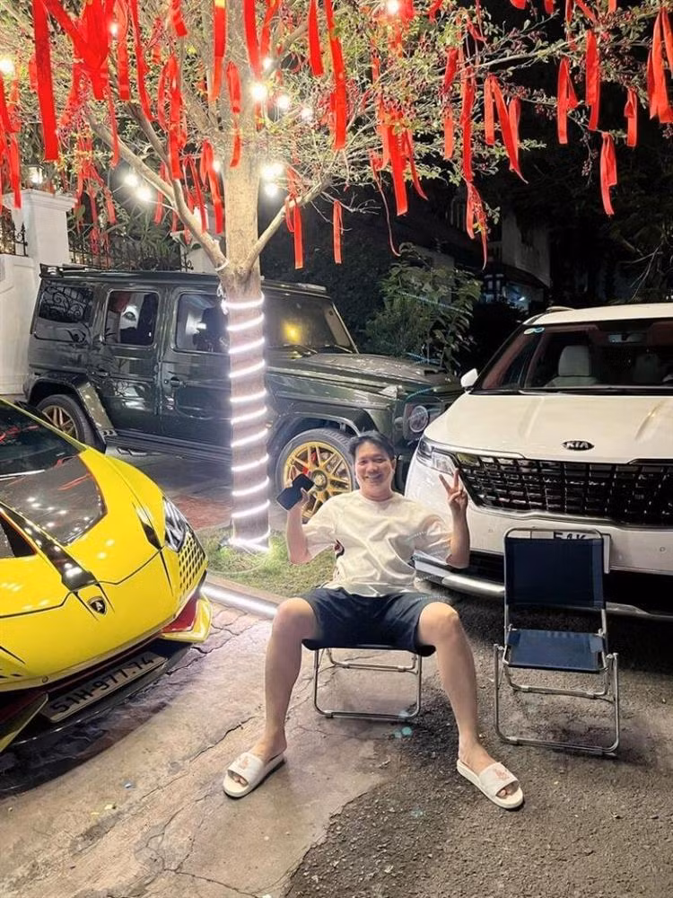 Không để dân tình tò mò, mới đây đại gia quận 7 gây chú ý khi chi tiền mang Lamborghini đi "thay áo" mới. Theo đó, ông xã Đoàn Di Băng quyết định thay màu đỏ nổi bật cho siêu bò.