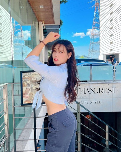 Trong khi nhiều cô gái trẻ Hàn Quốc theo đuổi hình tượng mảnh mai, Ji Boram, được biệt danh là "thần Vệ Nữ béo," tự hào với vóc dáng "có da có thịt."