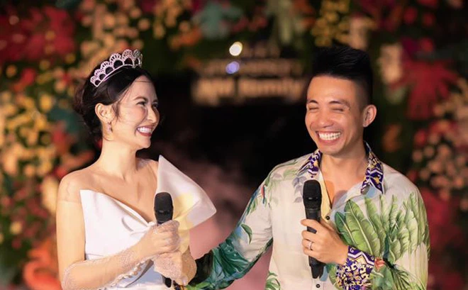 Không trở lại ầm ĩ, Mina chỉ lẳng lặng xuất hiện bên dưới phần bình luận của những bài viết cũ từ mấy ngày trước. Cô chăm chỉ trả lời comment của mọi người, đương nhiên, không hề nhắc gì đến những từ khóa như #ly hôn hay #vợ đầu, #vợ hai...