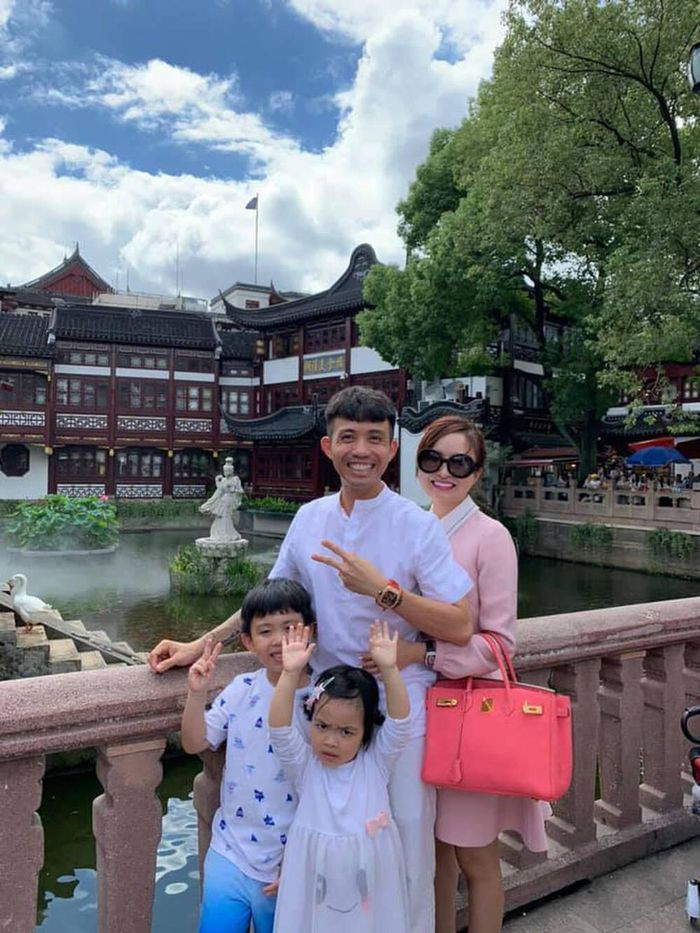 Đại gia Minh Nhựa khẳng định vẫn hạnh phúc với "vợ hai" Mina trong khi đệ đơn ly hôn vợ đầu.