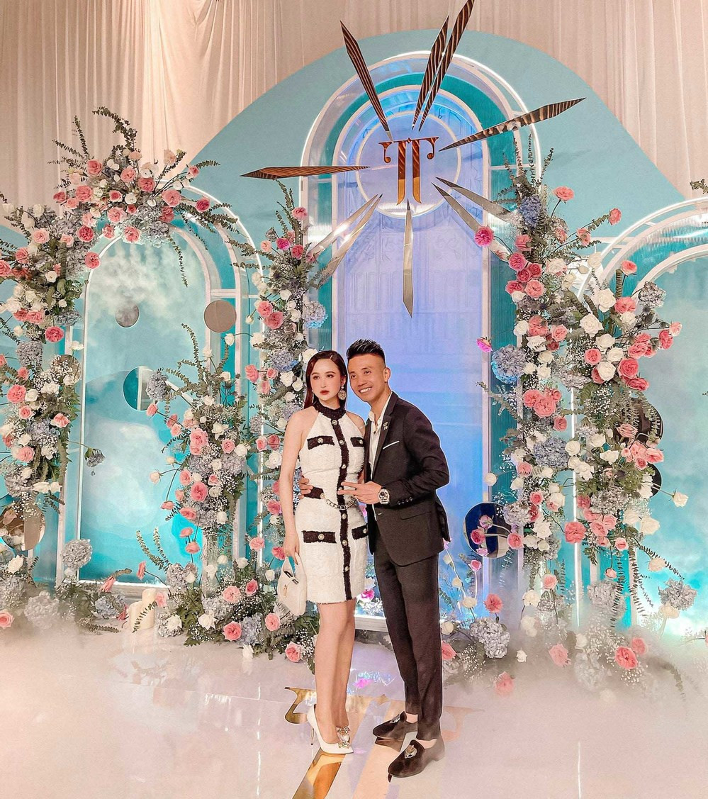 Trước đó, trên trang cá nhân của mình Mina Phạm liên tục khoe những bức ảnh check-in ăn chơi, du lịch sang chảnh với chồng.