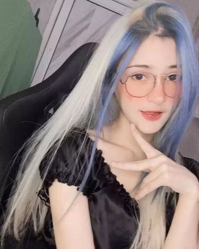 Elizent là một người chơi giàu kinh nghiệm tại các giải đấu dành cho nữ ở Thái Lan và ở nước ngoài.