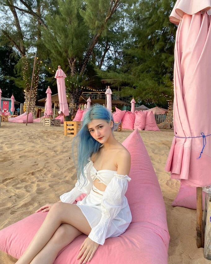 Elizent cùng đội tuyển của mình đã xuất sắc giành được huy chương đồng bộ môn LMHT Tốc Chiến. Với thành tích cùng với nỗ lực không ngừng nghỉ nữ streamer và các đồng đội đã được truyền thông săn đón sau khi trở về quê nhà.