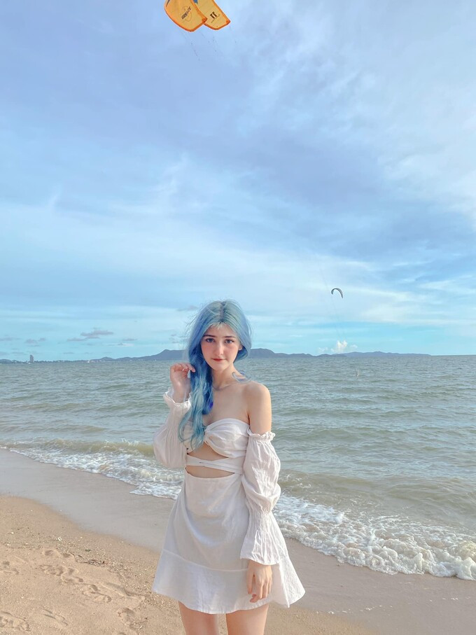 Qua những hình ảnh được Elizent đăng tải, dư luận xôn xao với nhan sắc thoát tục, tựa "nàng thơ" của người đẹp.