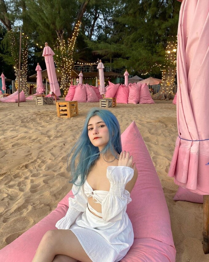 Sau khi làm mưa làm gió tại SEA Games 31, Elizent tiếp tục khiến cư dân mạng "phát sốt" khi tung loạt ảnh thả dáng bên bãi biển.