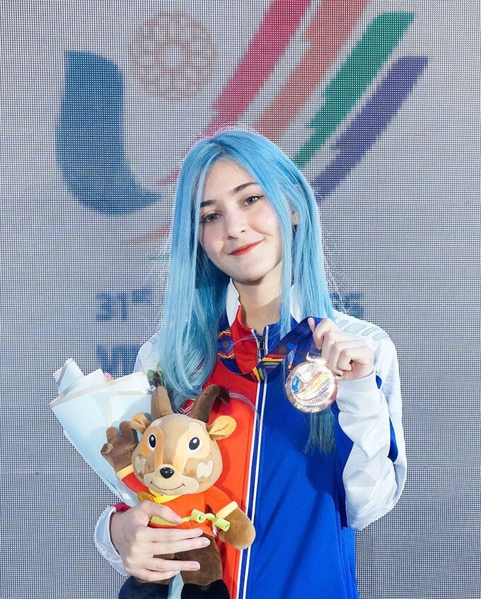 Ngoài vẻ đẹp đầy sắc sảo của mình, nữ game thủ Elizent còn gây chú ý với đôi mắt đẹp hút hồn và mái tóc xanh chiếm trọn spotlight.