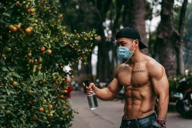 Đến ngay cả hành động ngồi xuống bê chậu quất thôi cũng đủ khiến chị em phải xuýt xoa vì quá đẹp và quyến rũ rồi.