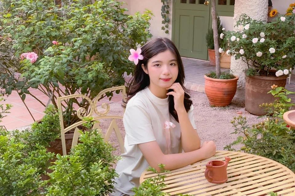 Trên các nền tảng mạng xã hội, Bảo Chinh cũng thường xuyên chia sẻ, cập nhật khoảnh khắc đẹp khi tập luyện chuẩn bị cho lễ diễu binh diễu hành kỷ niệm 50 năm ngày giải phóng miền Nam, thống nhất Đất nước.