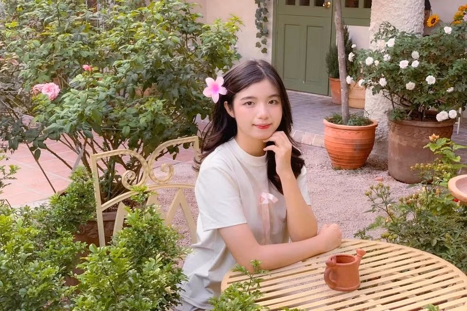 Trên các nền tảng mạng xã hội, Bảo Chinh cũng thường xuyên chia sẻ, cập nhật khoảnh khắc đẹp khi tập luyện chuẩn bị cho lễ diễu binh diễu hành kỷ niệm 50 năm ngày giải phóng miền Nam, thống nhất Đất nước.