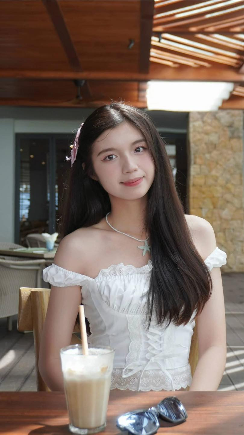 Trước đó, vào tháng 1/2024, Bảo Chinh từng được nhiều khán giả biết đến khi xuất hiện trên khán đài Giải bóng đá Thanh Niên Sinh viên Việt Nam lần II-2024 cúp THACO trong vai trò cổ động viên.