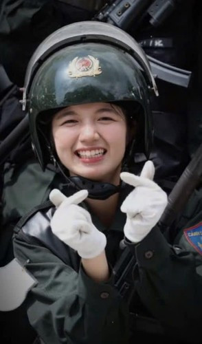 Nguyễn Bảo Chinh (học viên năm 3 Đại học Cảnh sát Nhân dân) là một trong những gương mặt nổi bật của khối diễu binh nữ Cảnh sát Đặc nhiệm. Khoảnh khắc cô lộ nụ cười rạng rỡ trong một clip ngắn chỉ 5 giây khiến mạng xã hội "dậy sóng".