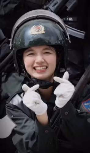 Nguyễn Bảo Chinh (học viên năm 3 Đại học Cảnh sát Nhân dân) là một trong những gương mặt nổi bật của khối diễu binh nữ Cảnh sát Đặc nhiệm. Khoảnh khắc cô lộ nụ cười rạng rỡ trong một clip ngắn chỉ 5 giây khiến mạng xã hội "dậy sóng".