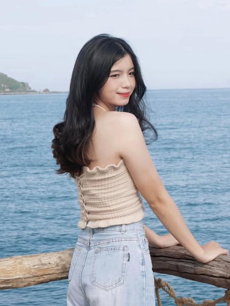 Những hình ảnh hiếm hoi trên mạng xã hội cho thấy cô yêu thích phong cách nhẹ nhàng, tinh tế – trái ngược với hình ảnh nghiêm nghị khi khoác lên mình quân phục.