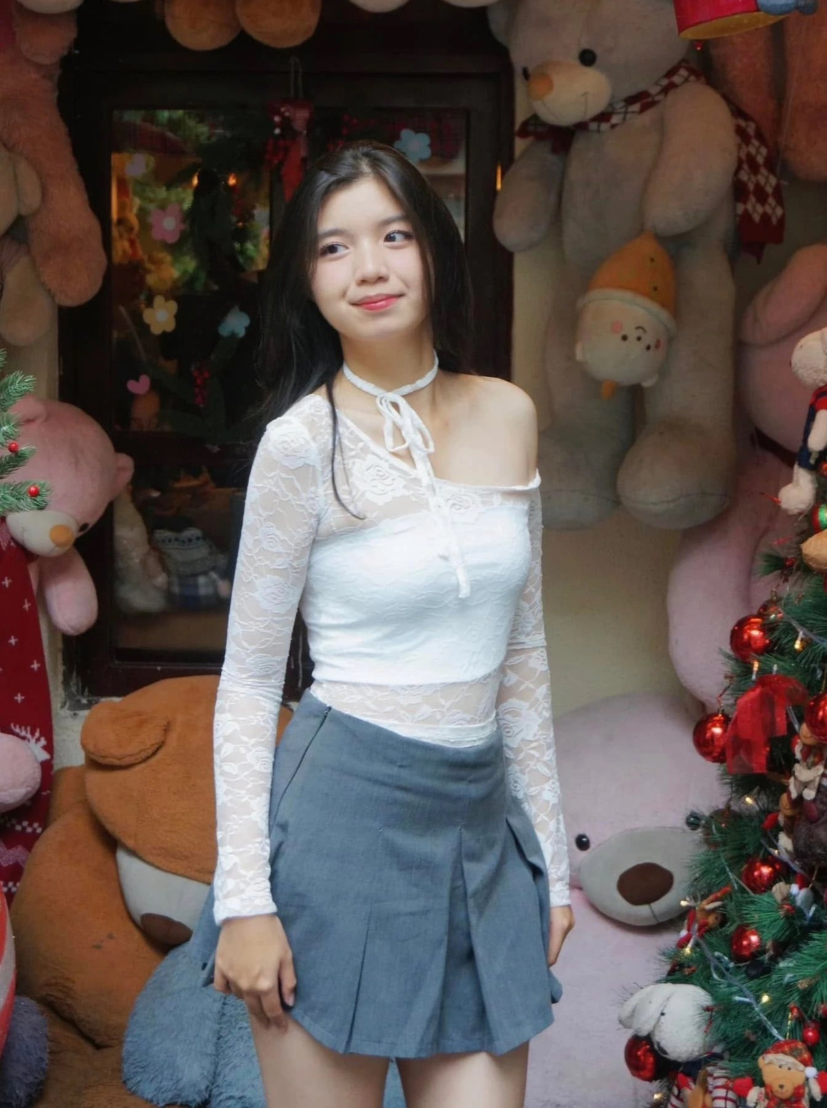 Chưa đầy 24 giờ sau khi clip lên sóng, từ khóa “nữ cảnh sát rơi khẩu trang VTV” đã leo top tìm kiếm. Nhiều người đùa vui: “Không cần lộ diện lâu, chỉ cần một cái liếc nhẹ cũng đủ làm rung động hàng triệu trái tim”.