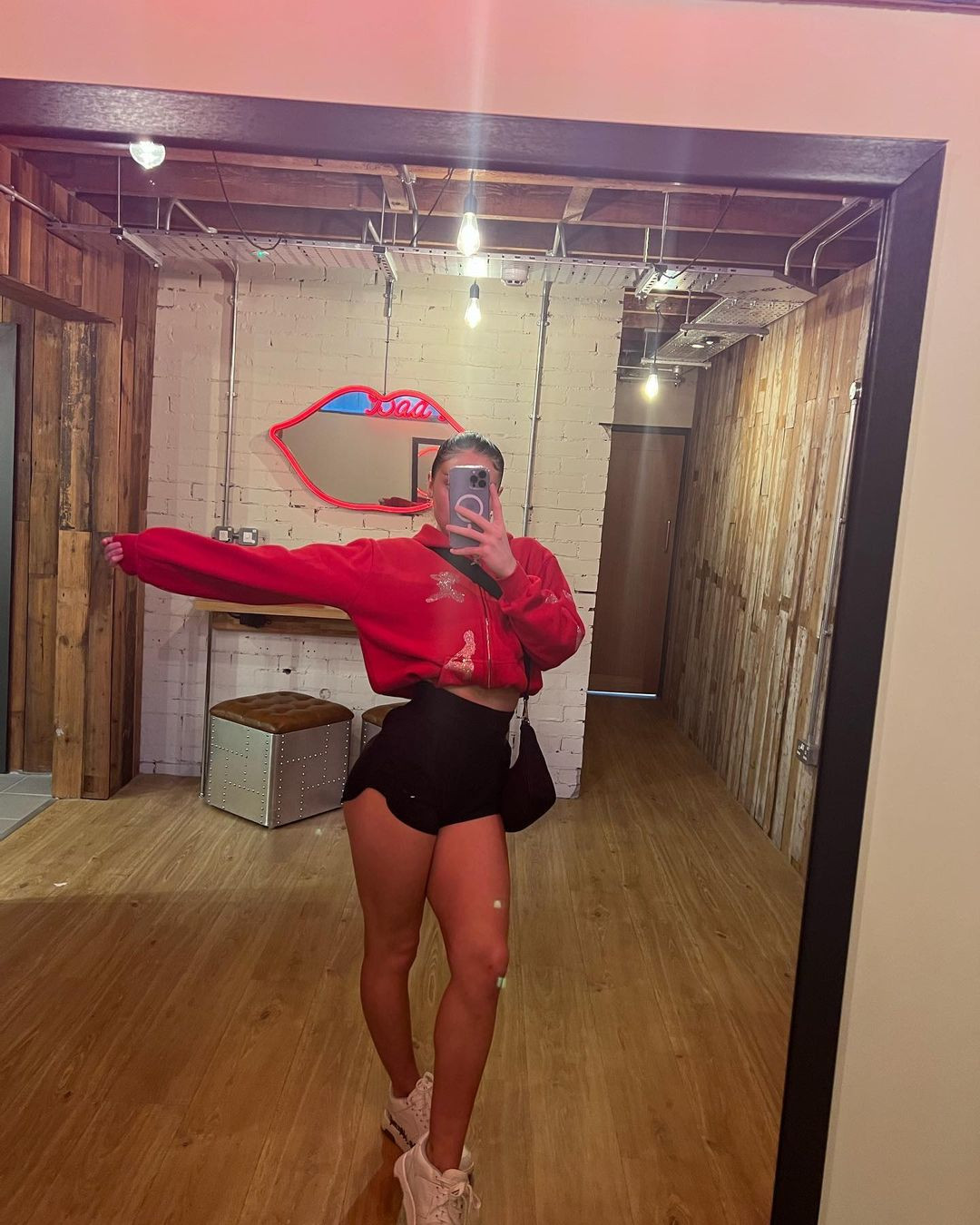 Có thể hiện Alicia vẫn độc thân và tập trung vào sự nghiệp chơi bóng.