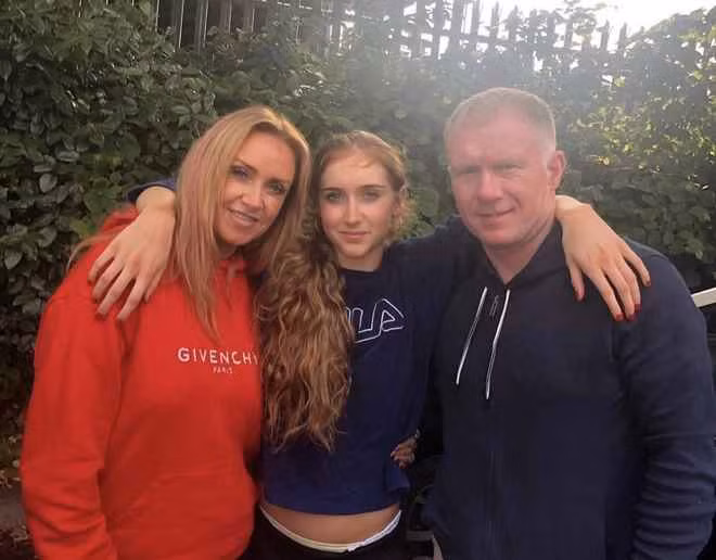 21 tuoi, con gai huyen thoai Manchester United dep khoi che