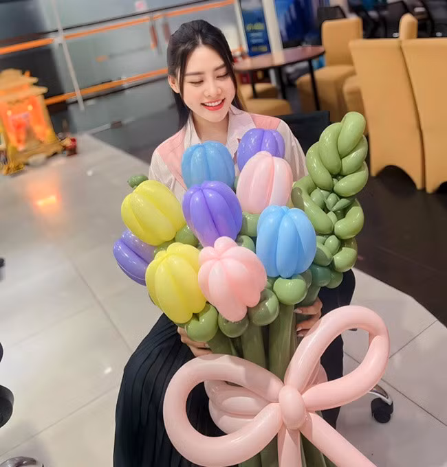 "Công việc mới cho mình nhiều trải nghiệm thú vị và mức lương đủ sống. Mình có thể tự lo cho bản thân, mua những món đồ mình yêu thích", Thư Thanh nói.