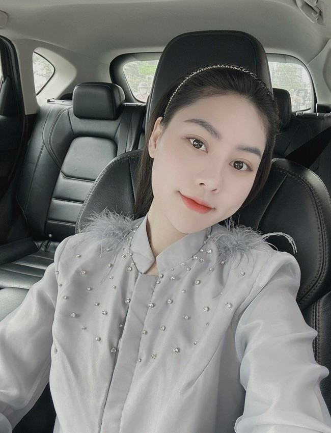 Thư Thanh cho hay, trước đây cô từng được so sánh với khá nhiều người nổi tiếng như người mẫu Chúng Huyền Thanh, Vũ Thu Hoài... cô giáo trẻ này hài hước gọi mình là cô gái có gương mặt đại trà.